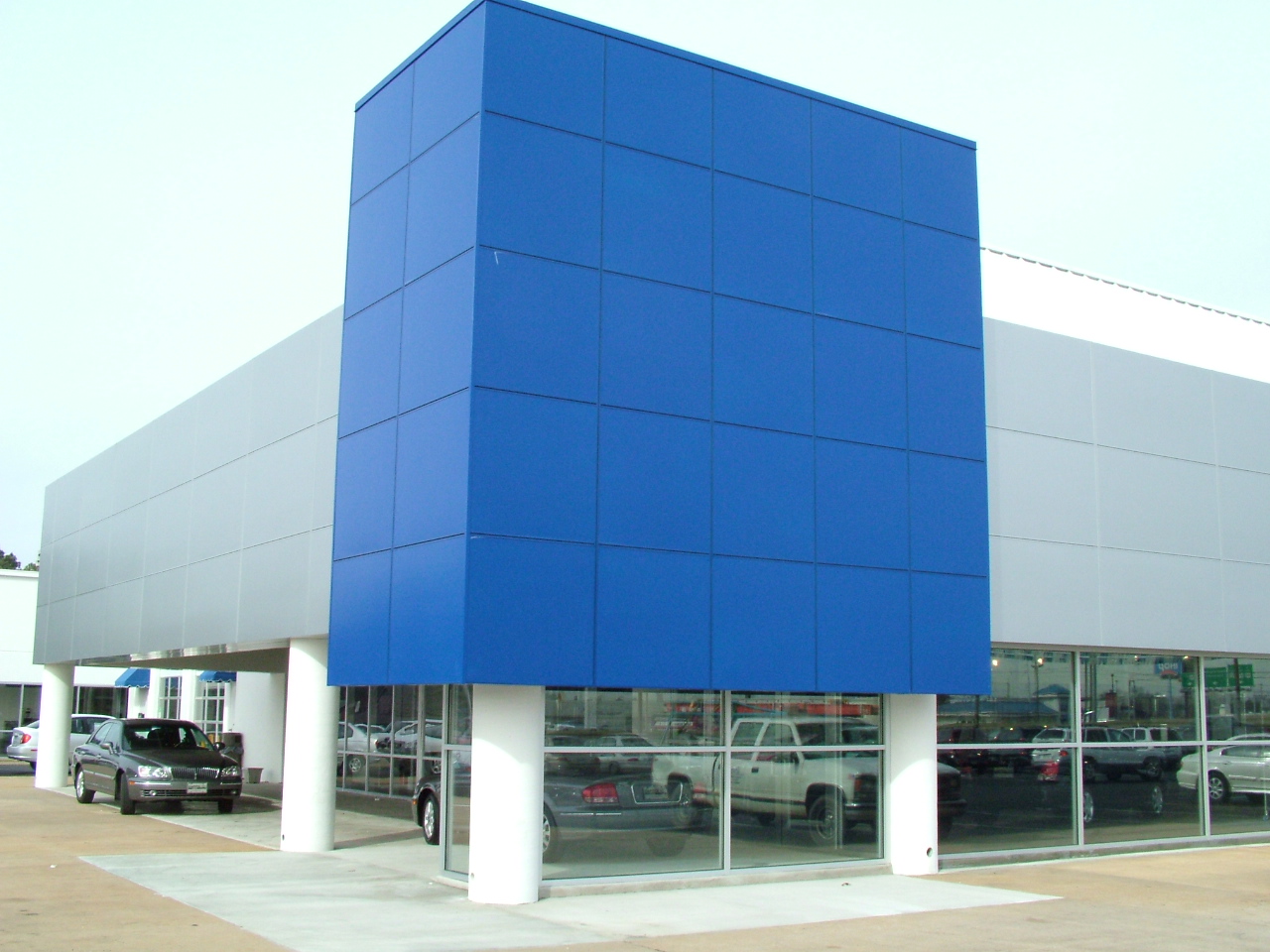 Hyundai Dealership reveal moldings